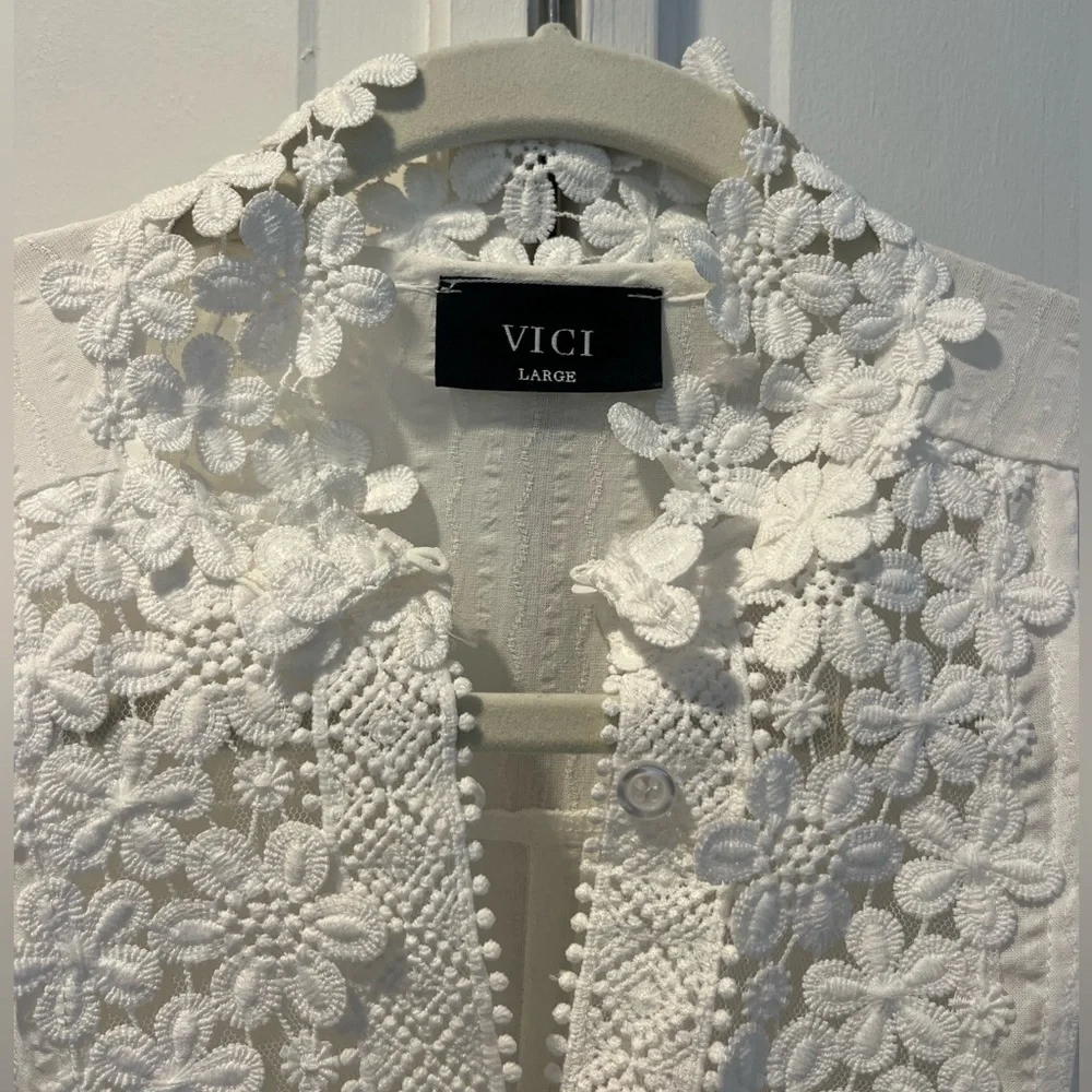 Vici White Floral Embroidered Blouse - Picture 9 of 11